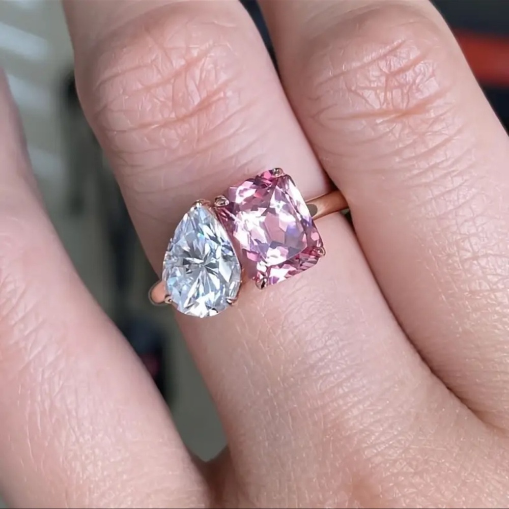 Elegant Pink and Clear Gemstone Ring - Picture 3 of 5